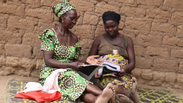 Une matrone formée par le CICR en train de sensibiliser une femme enceinte à Sido.