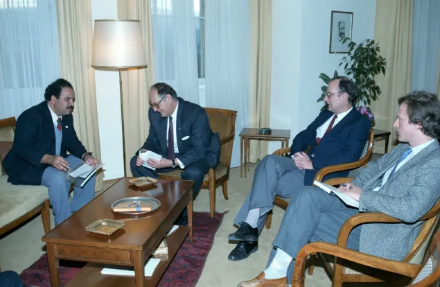 Visit of a Libyan delegation to the International Committee of the Red Cross, presenting a cheque for the donation.