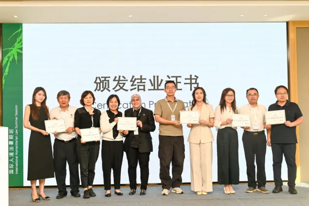 7月17日下午，培训班举行结业式，为38名学员颁发结业证书。