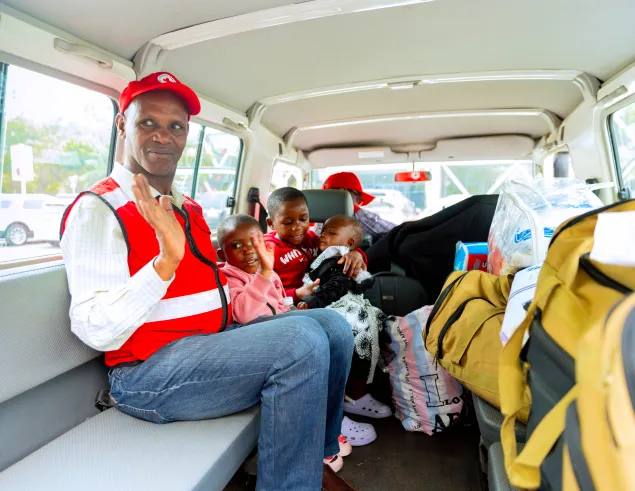 La fratrie, en route pour retrouver leurs grands-parents