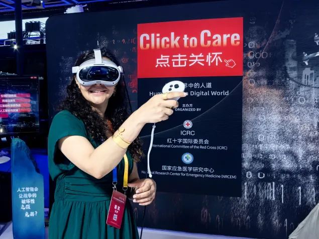 与会嘉宾体验点击关怀展览的VR设备