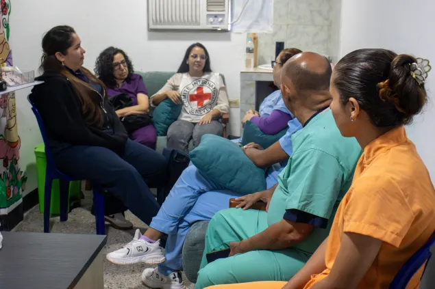 El equipo de psicólogas, médicos y personal del CICR reunidos en la sala de consulta