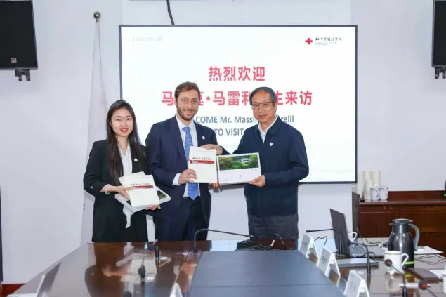 2026年，杨洁与红十字国际委员会数据保护办公室负责人马西姆·马雷利共同访问红十字国际学院。