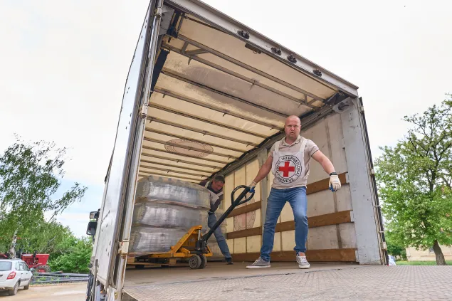 Distribution of humanitarian assistance in the village of  Mykilske. Together with our operational partner in Donetsk, we delivered humanitarian assistance to residents of Mykilske, including drinking water, food and hygiene items.