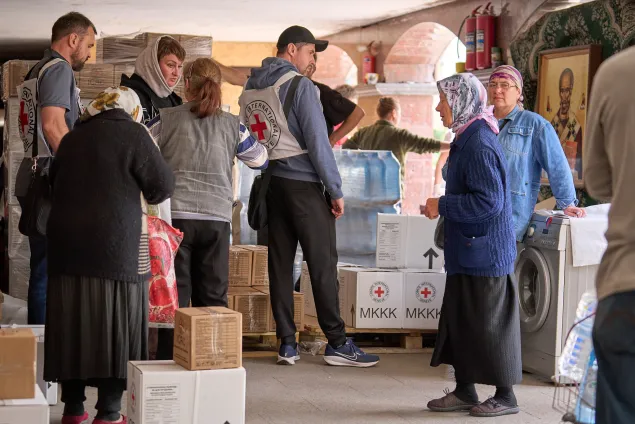The village has been heavily affected by hostilities and currently has no centralised water supply or electricity. This assistance helps residents avoid travelling to neighbouring communities for essential goods.