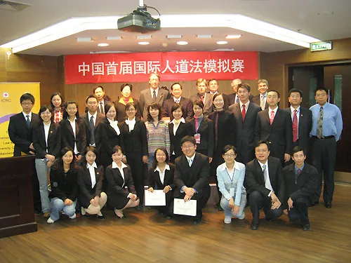 2007年11月3日至4日，来自大陆地区8所大学的代表队在北京的人民大学参加了为期两天的模拟法庭竞赛。首届国际人道法模拟法庭竞赛由红十字国际委员会、中国红十字会和人民大学法学院共同承办。图中后排左一为朱文奇教授。