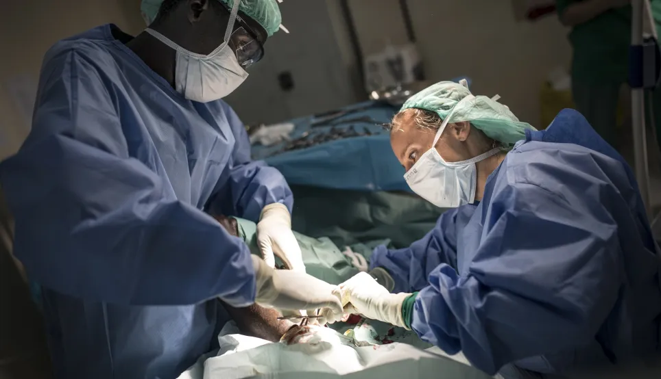 Akobo, county hospital. An ICRC surgeon operates a patient who was shot in the leg.