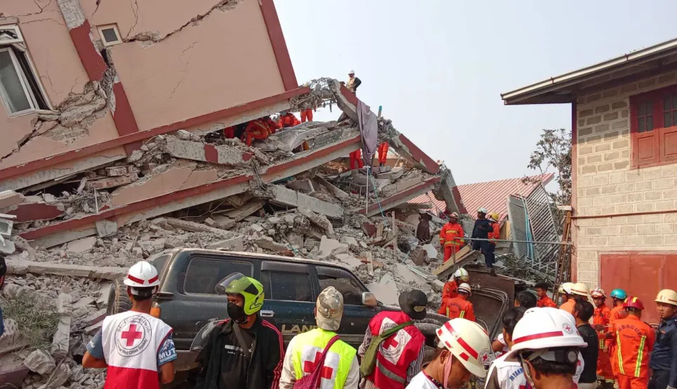 Equipes de resgate trabalham sobre escombros