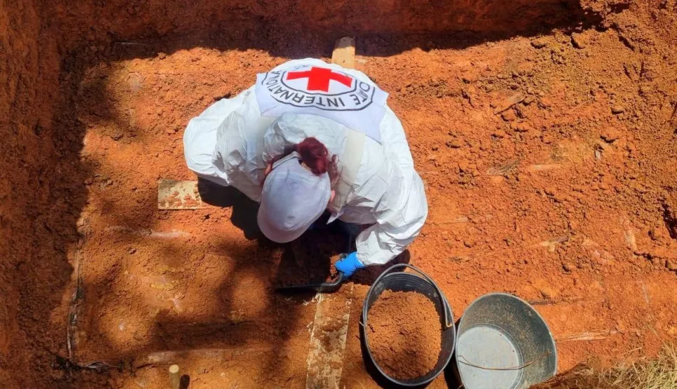 Una persona está realizando la exhumación de un cuerpo