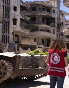 An ICRC weapons contamination specialist talks to a Syrian Arab Red Crescent staff member during an explosive ordnance disposal training session. Ammar Saboh/ICRC