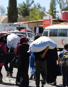 Families crossing the border from Lebanon to Syria. Ammar Saboh/ICRC