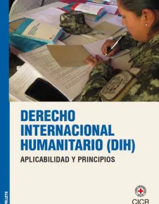 Folleto: "Derecho Internacional Humanitario (DIH): Aplicabilidad y Principios", muestra a una militar esribiendo en un papel rodeada de material académico.