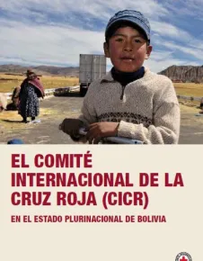 Folleto "El Comité Internacional de la Cruz Roja en el Estado Plurinacional de Bolivia, muestra a un niño en una carretera rural."