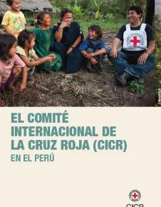 Folleto "El Comité Internacional de la Cruz Roja en el Perú", muestra una fotografía de miembros de una comunidad sonriendo con un trabajador del CICR en la selva. Folleto "El Comité Internacional de la Cruz Roja en el Perú", muestra una fotografía de miembros de una comunidad sonriendo con un trabajador del CICR en la selva.