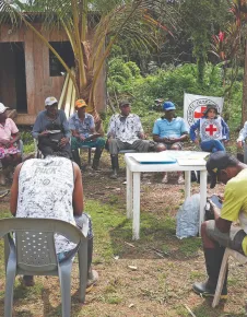 Una colaboradora del CICR en Colombia conversa con miembros de una comunidad.