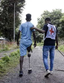 Tigray, Hospital de Shire. Un miembro del equipo de rehabilitación física del CICR ayuda a un paciente a practicar la marcha con su prótesis.
