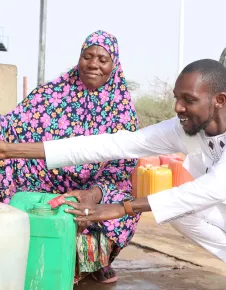 Asmaho puise de l’eau au forage du quartier CM Forces Vives de Dori
