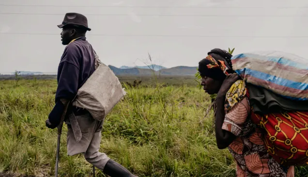 A family flees to the city of Goma. Artillery impacts could be heard behind the fleeing civilians. A family flees to the city of Goma. Artillery impacts could be heard behind the fleeing civilians.