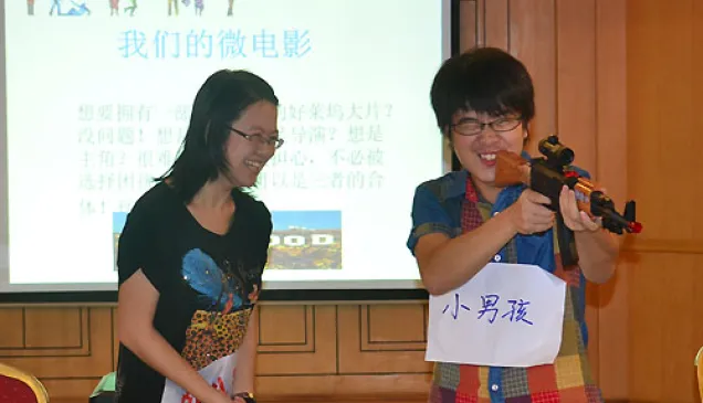 学员通过自编自导的微电影,亲身体验国际人道法在实际中的运用。