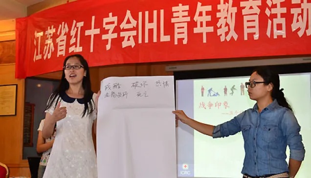 学员用关键词讲述战争可能带来的种种苦难和后果。
