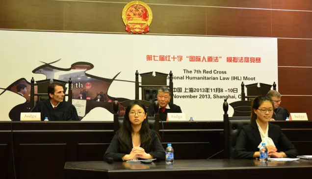 前南刑庭法官刘大群（中）担任比赛终审法官。