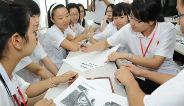 在投入“一线”活动之前，学生们先在他们熟悉的场地——教室中开始一天的活动，在那里他们认真听取人道法讲座并进行分组讨论，探讨有关人道法的各种问题。