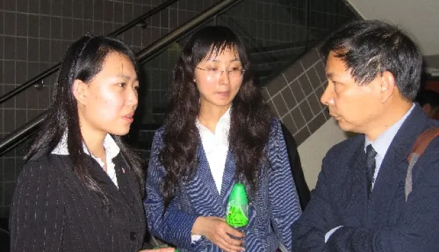 中国人民大学朱文奇教授指导他的学生紧张备赛。