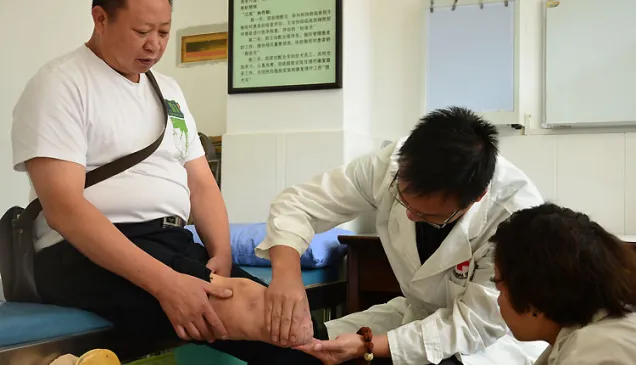 云南省红十字会假肢康复中心的工作人员为张丛发检查残肢。红十字国际委员会/云南省红十字会救助肢体残疾者合作项目是红十字国际委员会与中国红十字会合作,在中国境内实施的第一个实质性项目。自2004年1月启动以来,该项目共为云南省肢残人士提供免费服务6000余人/次。