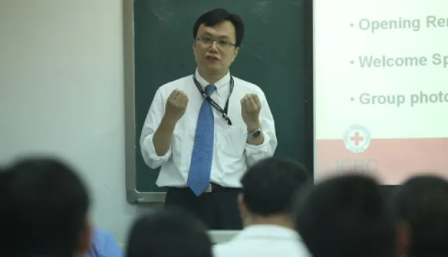 开班仪式上,红十字国际委员会东亚地区代表处法律官员郭阳对课程进行总体介绍。