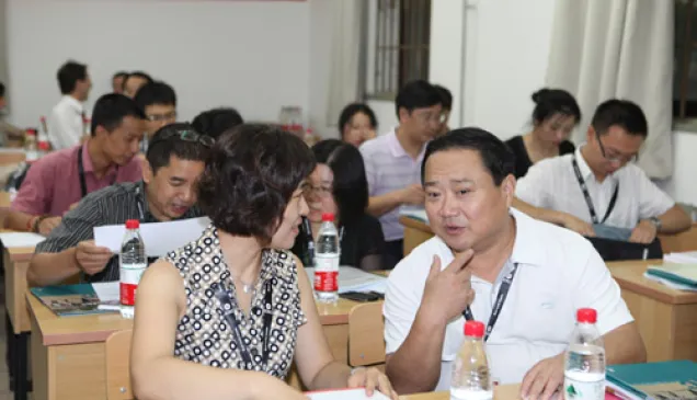 来自浙江理工大学的盛红生教授(右)和来自西安政治学院的薛茹教授在课间进行交流。