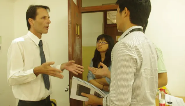 来自北京大学的同学们就“战地救护面临危险”这一项目向红十字国际委员会法律顾问德加涅先生提问。