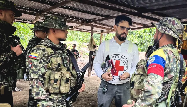 Trabajador del CICR en diálogo con un portador de armas. 