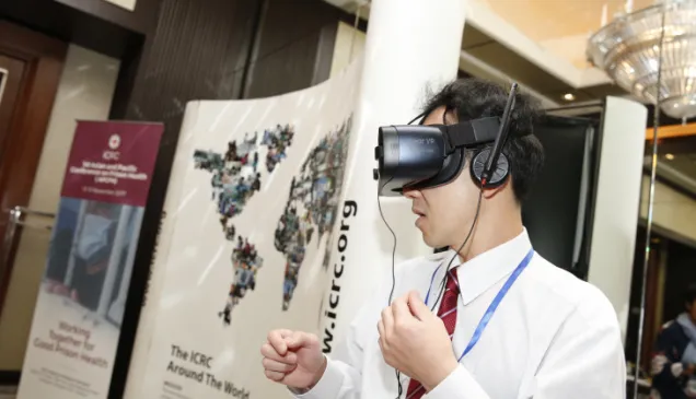 A participant of the first Asian and Pacific Conference on prison health organized by the ICRC experiences a virtual reality device. S.N./ICRC A participant of the first Asian and Pacific Conference on prison health organized by the ICRC experiences a virtual reality device.