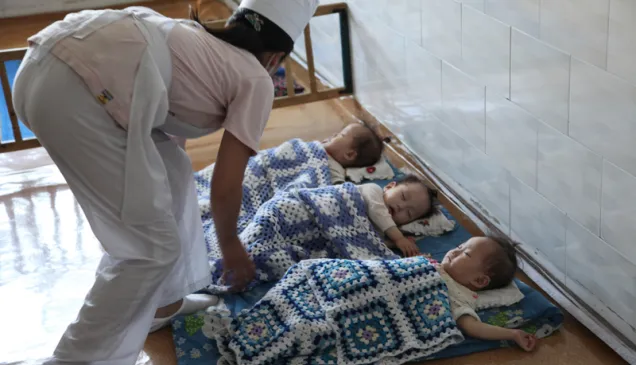 朝鲜民主主义人民共和国，北平康（North Pyeongan）道省级孤儿院。 午睡时间。2011年底该地区发生洪灾后，红十字国际委员会向该孤儿院捐赠了食品。