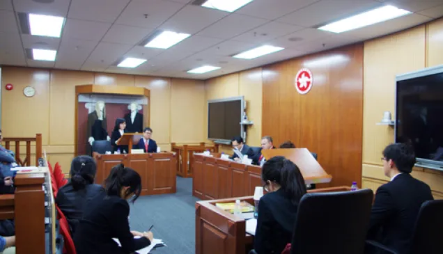 来自越南胡志明市政法大学的同学们作为辩方同新加坡管理大学及新加坡国立大学队(联队)在四分之一决赛中相遇。赛后，双方都表示对方辩友给彼此留下了深刻的印象。