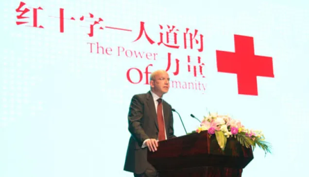5月8日上午， “中非国家红会合作论坛暨中非国家红会能力建设研讨班”开幕式在江苏太仓大剧院举行。红十字国际委员会总干事伊夫•达科尔(Yves Daccord) 在开幕式上就“21世纪的全球安全和人道行动的趋势与未来”进行了发言。他在发言中说道: 经济危机和难以预测的全球环境削弱了许多非洲国家的应对能力，这导致人们在突发的经济危机面前变得更加无助。