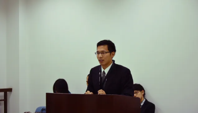 上海交通大学参赛选手潘广宇在做陈述。此刻站在法官面前的他，不会想到他和队友会最终站在冠军的领奖台上。