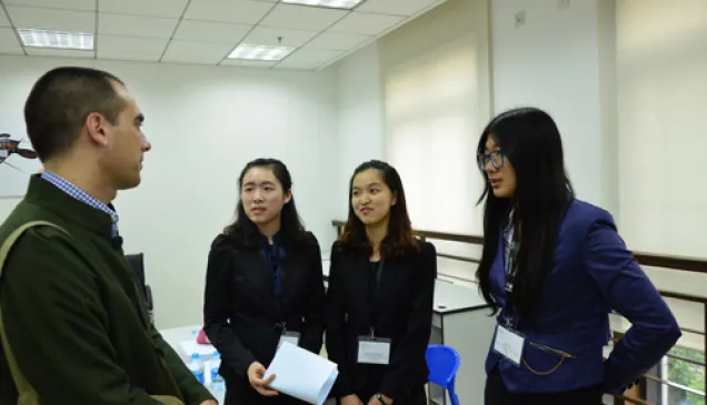 北大国际法学院代表队在四分之一决赛失利后进行总结。