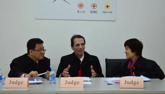 法官对选手比赛表现进行评议。