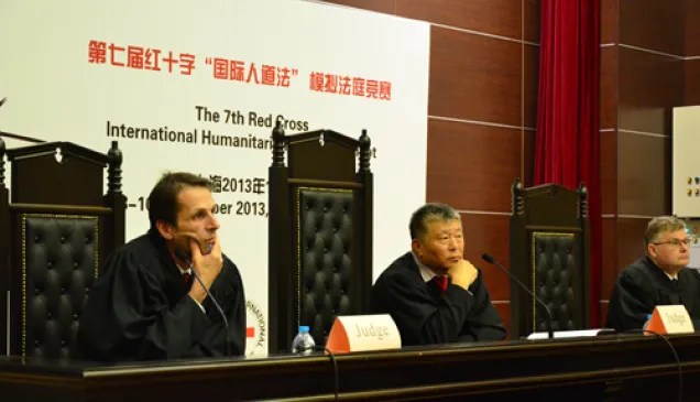 前南刑庭法官刘大群（中）担任比赛终审法官。
