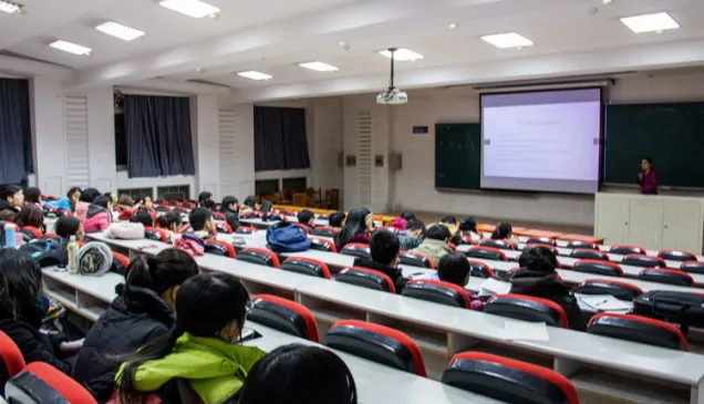 12月5日下午， 吉林大学。 红十字国际委员会东亚地区代表处法律顾问宋天英女士正在为参赛的30支队伍讲解比赛注意事项。