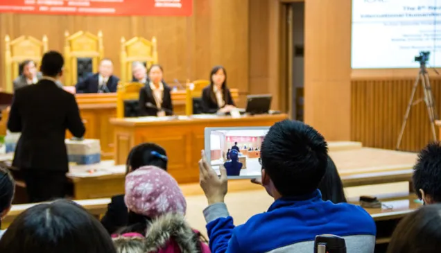 12月7日，吉林大学。第八届“国际人道法”模拟法庭竞赛决赛吸引了近百名同学前来观赛，现场座无虚席。 