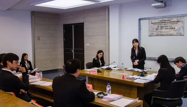 12月7日， 吉林大学。四分之一决赛上，中国政法大学的黄婷立作为控方代表回答法官们抛出的各种问题。 