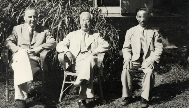Portrait of Frederic Bieri, an ICRC delegate, Syngman Rhee, the President of the Republic of Korea, and Yung Tai Pyun, the President of the Korean Red Cross (10 August 1950)