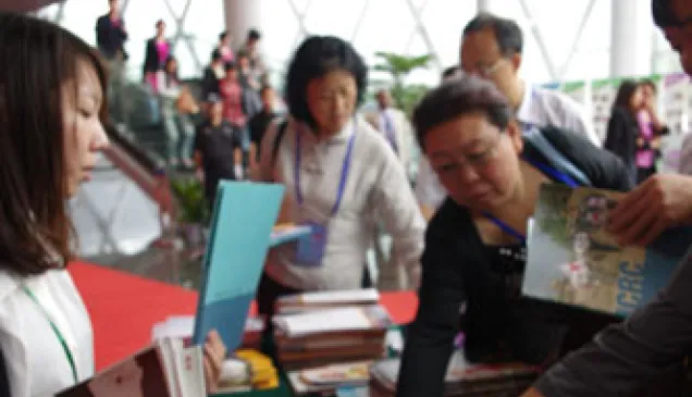开幕式结束后，参会人员来到展台领取会议相关资料。为了支持这次活动，红十字国际委员会东亚地区代表处为主办方提供了一系列该组织的相关出版物以满足对国际人道援助以及国际红十字与红新月运动感兴趣的人们。