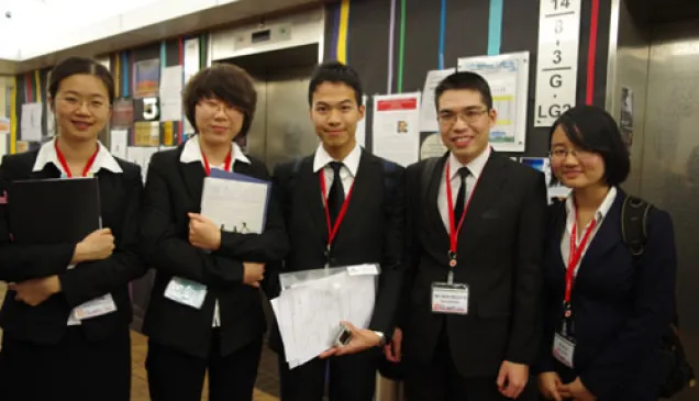 放松时刻！中国厦门大学队和越南外交学院队在结束了预赛中的对抗后和来自香港大学的志愿者（中间）合影留念。两队的表现都给对方留下了深刻的印象。今年也是该比赛首次迎来越南的队伍参赛。