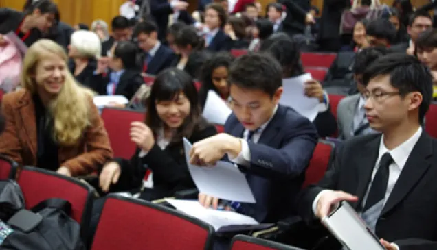 香港中文大学队在得知自己的队伍进入半决赛后非常高兴。此刻，队员们正在仔细检查比赛分数是否正确。为了打好接下来的比赛，队员们必须进行更多的阅读、调查以及其它相关准备工作。