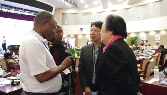 利用茶歇时间，中国红十字会常务副会长赵白鸽以及联络部副部长任浩同来自布隆迪的代表们继续就会上没来得及讨论的话题进行切磋。 