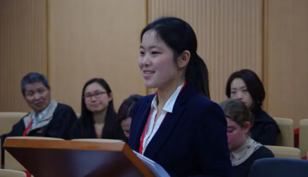 3月15日,香港大学:来自南京大学-约翰斯•霍普金斯大学中美文化研究中心代表队的常雨晴在四分之一决赛上作为辩方在法官面前发言。