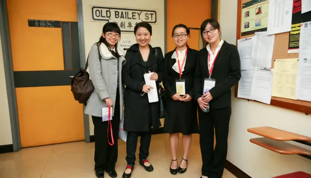 代表中国政法大学参赛的周涵婷(右二)与她的队友和教练一起在模拟法庭比赛的主赛场香港大学合影留念。